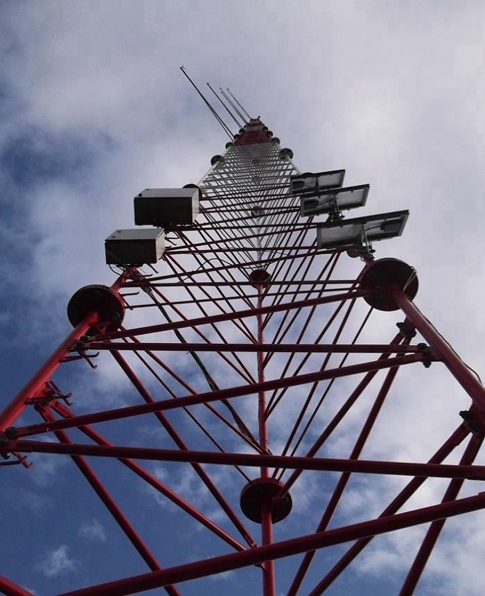 Kolmijalkaiset itsekannattavat putkimaiset antennitornit